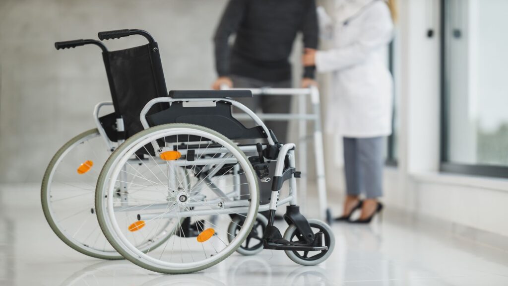 病院　治療　車椅子