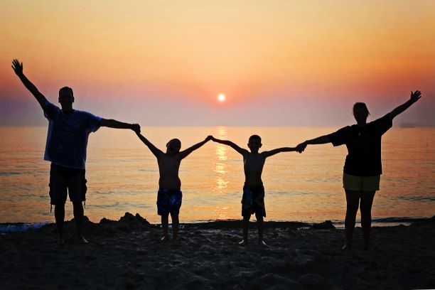 夕陽と手をつなぐ家族