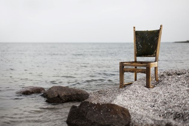 渚に置かれた椅子